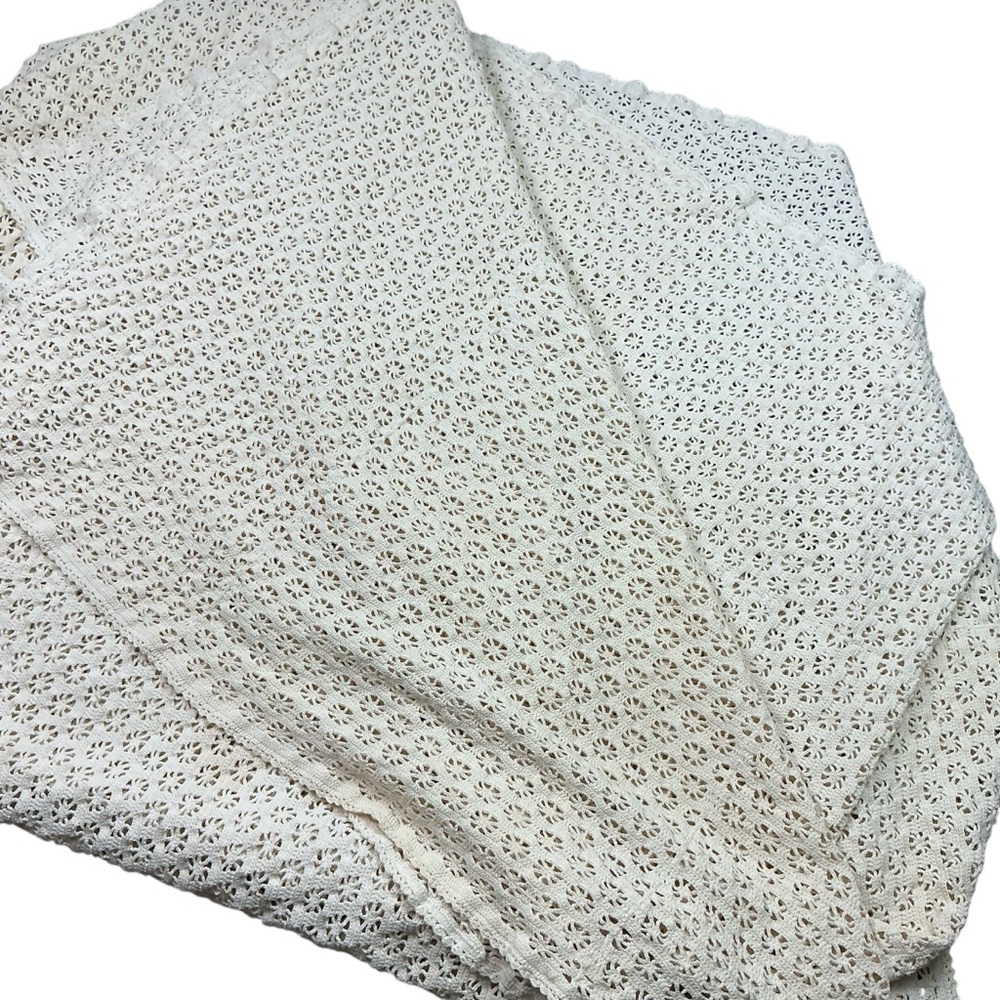 Vintage ivory crochet medium weight coverlet 73x92 USA made